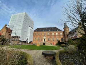 Donjon steiger tijdens de renovatie van kasteel huis bergh