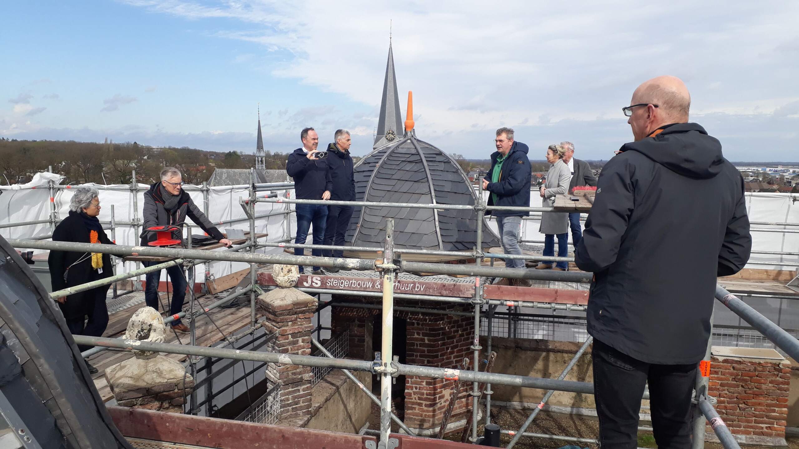 Sponsoren nemen een kijkje op de steiger