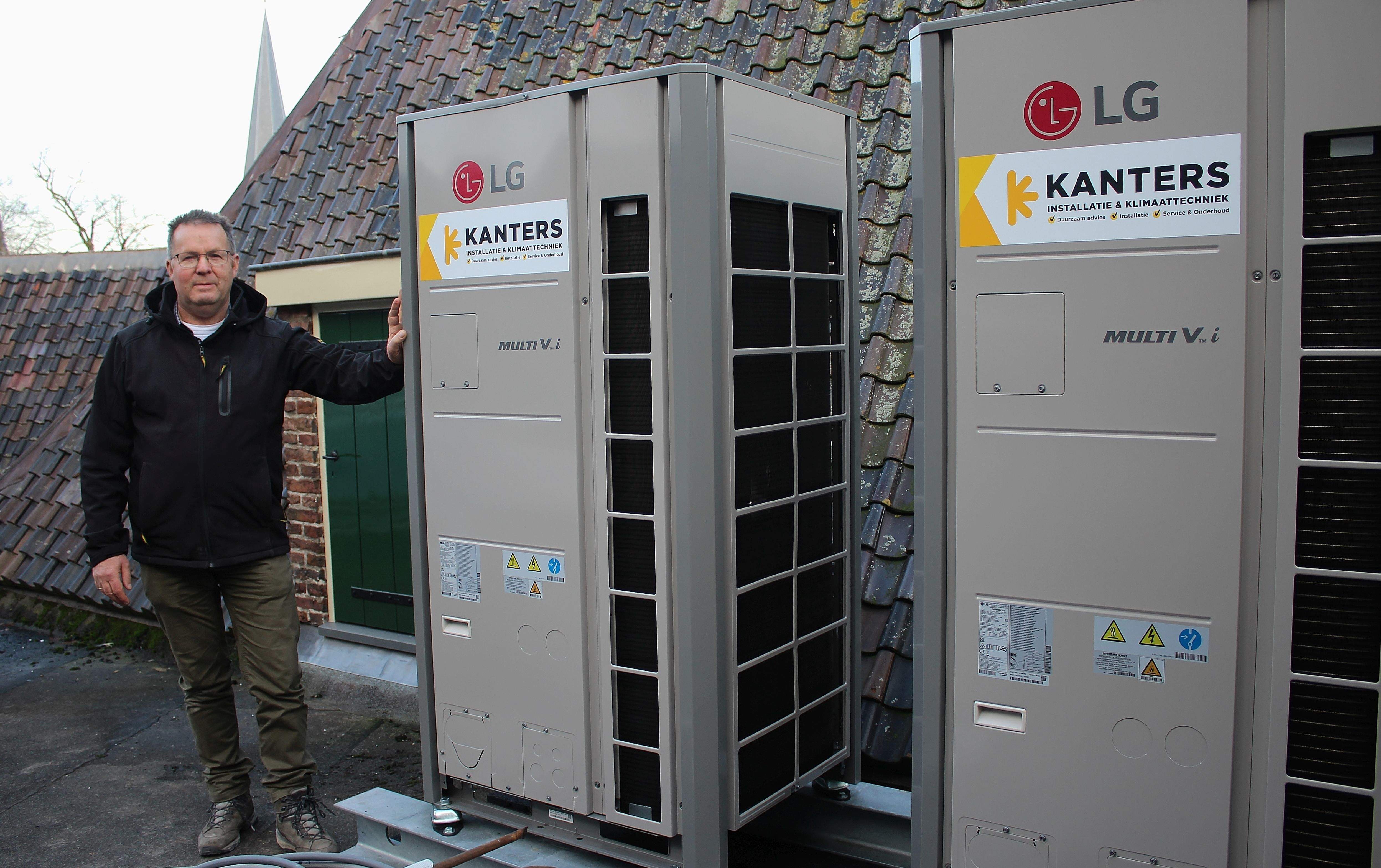 Helikopter plaatst warmtepompen op dak kasteel