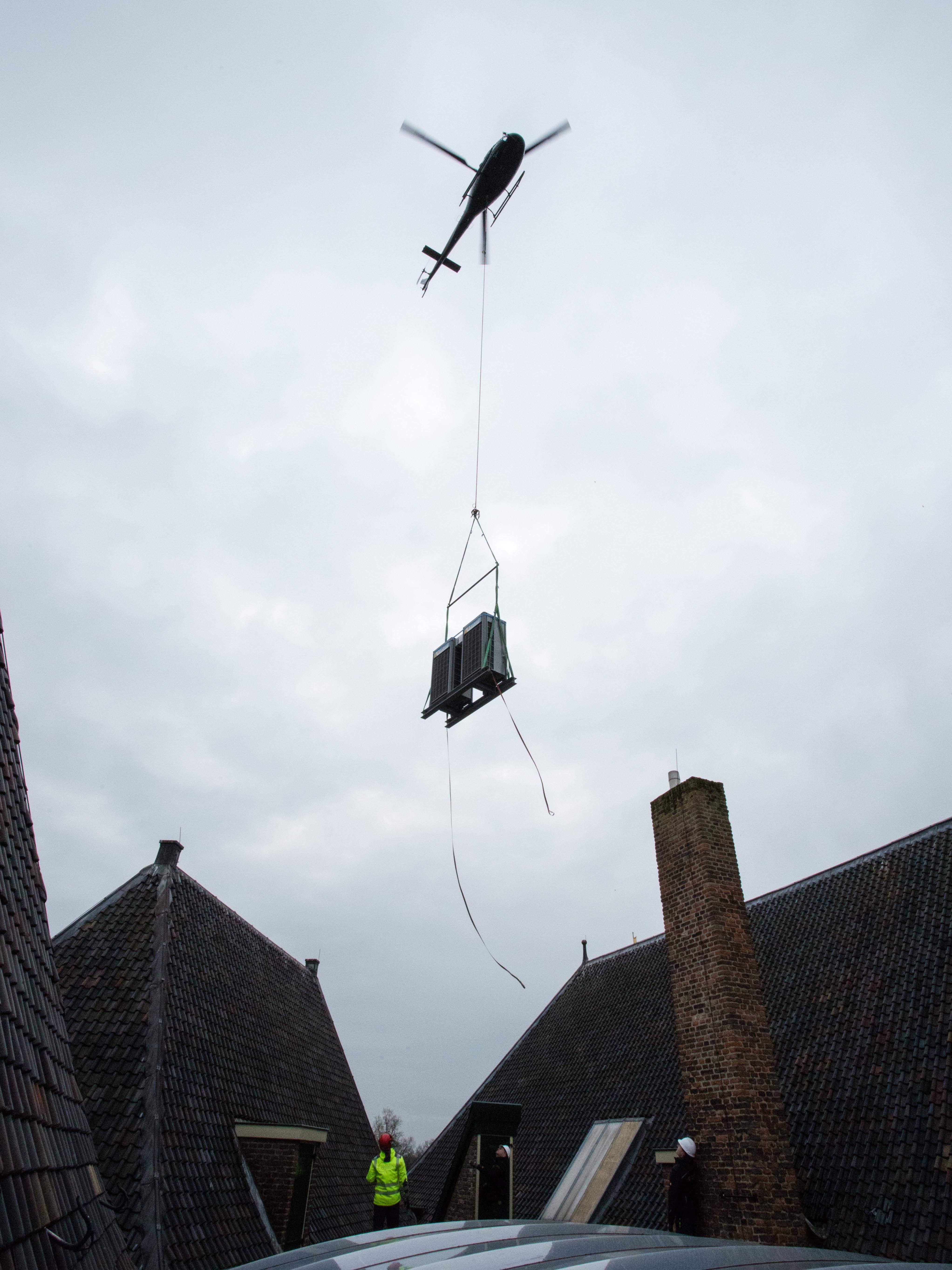 GESLAAGDE PLAATSING WARMTEPOMPEN OP DAK